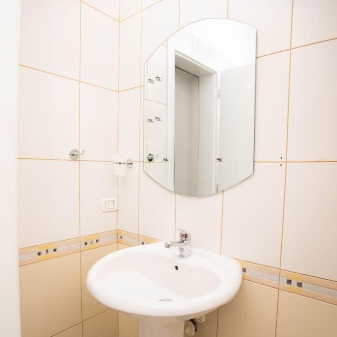 Suprem Apartment Tirana Esterno foto